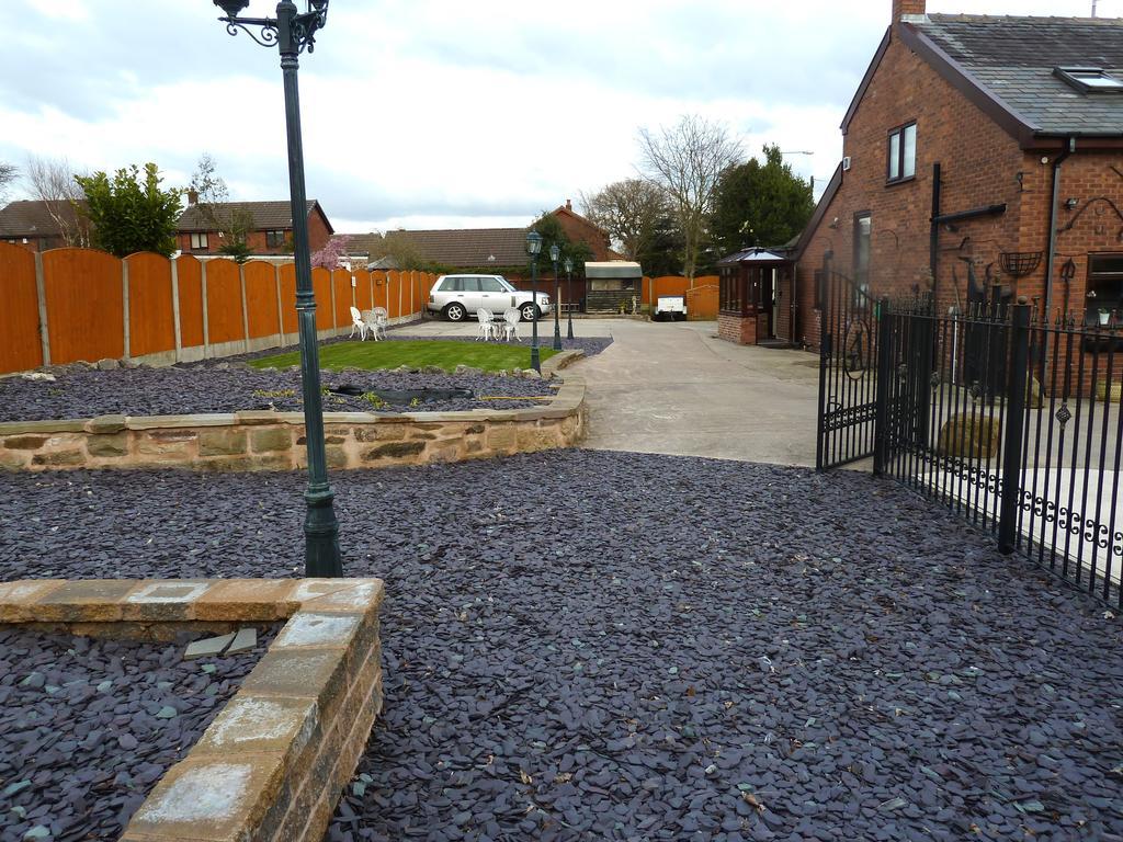 Smithy Lodge Guest House Leyland Esterno foto
